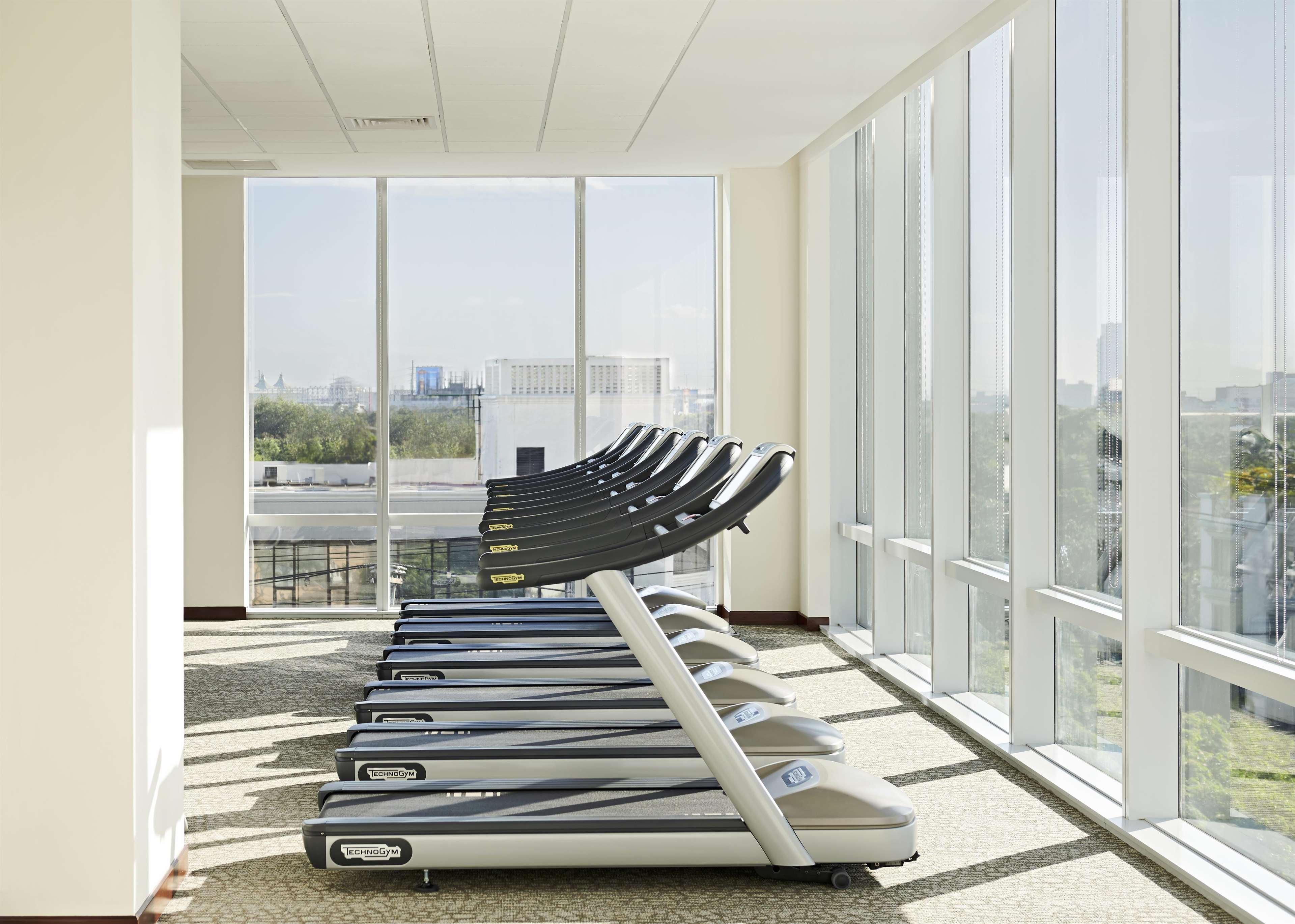فندق فيرمونت ماكاتي المظهر الخارجي الصورة The gym at the hotel