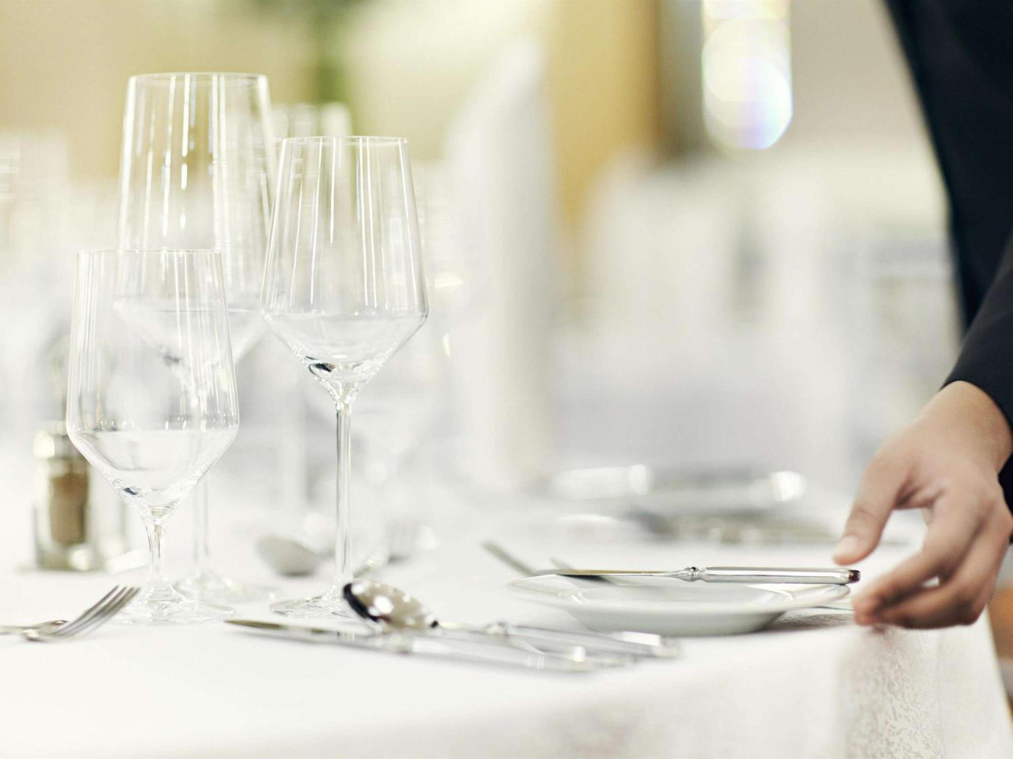 فندق فيرمونت ماكاتي المظهر الخارجي الصورة A waiter sets the table.