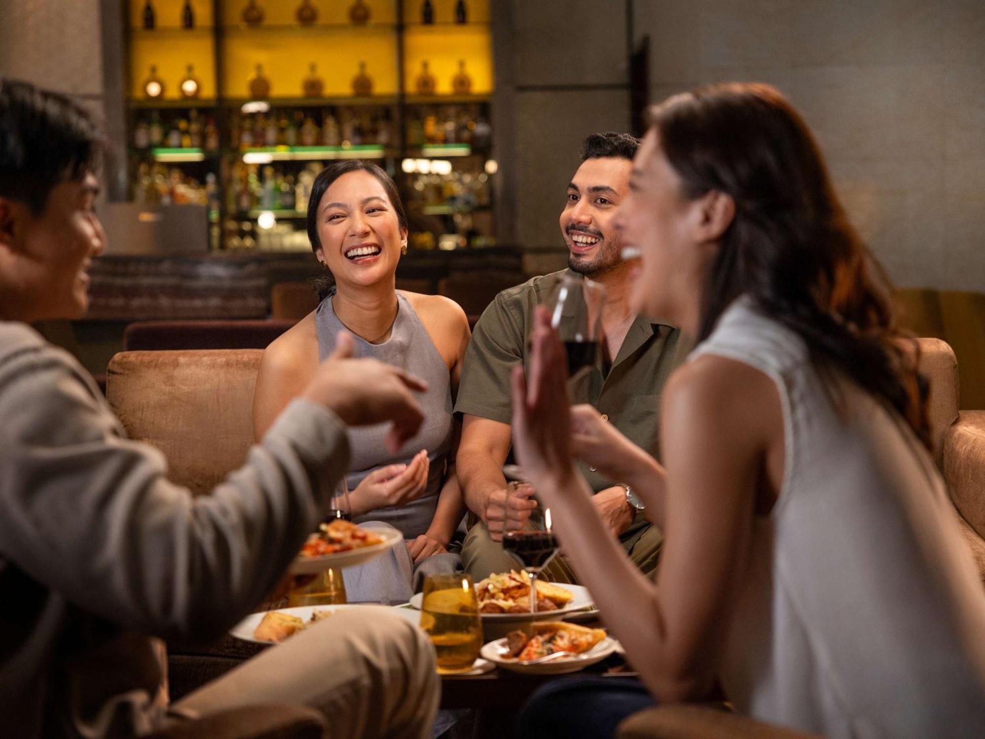 فندق فيرمونت ماكاتي المظهر الخارجي الصورة A group of friends at a bar