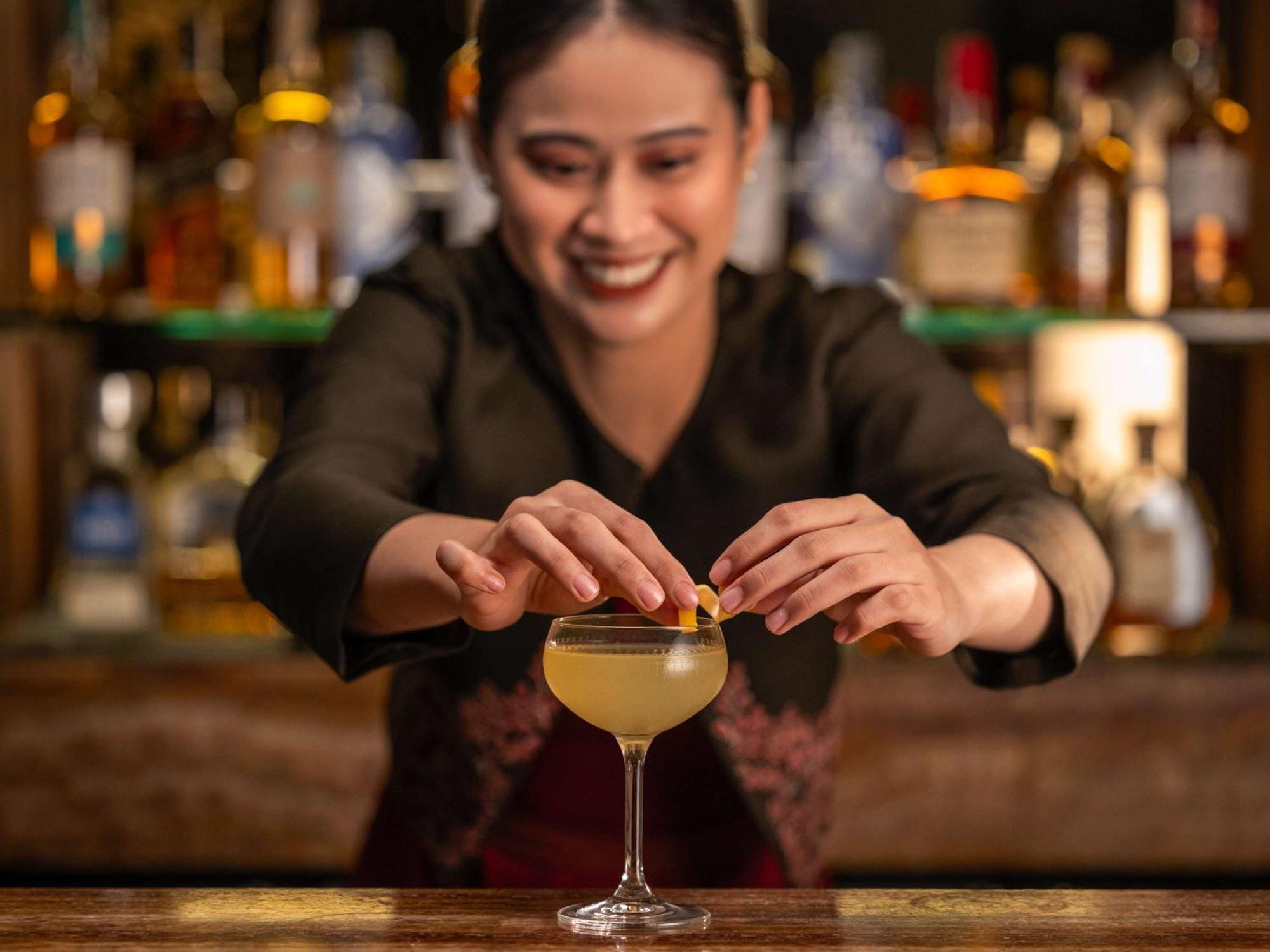 فندق فيرمونت ماكاتي المظهر الخارجي الصورة A bartender at work