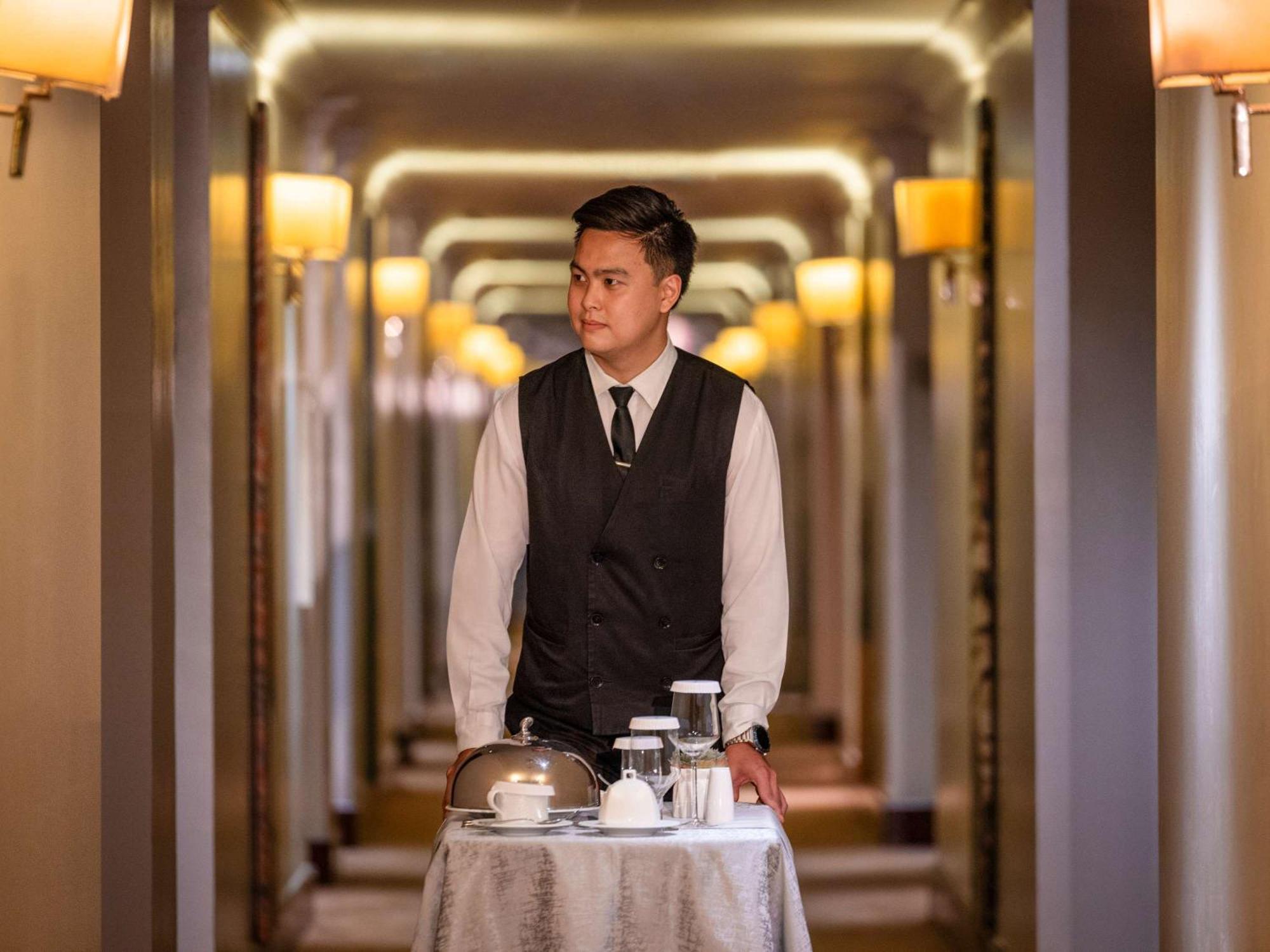 فندق فيرمونت ماكاتي المظهر الخارجي الصورة A room service attendant at work