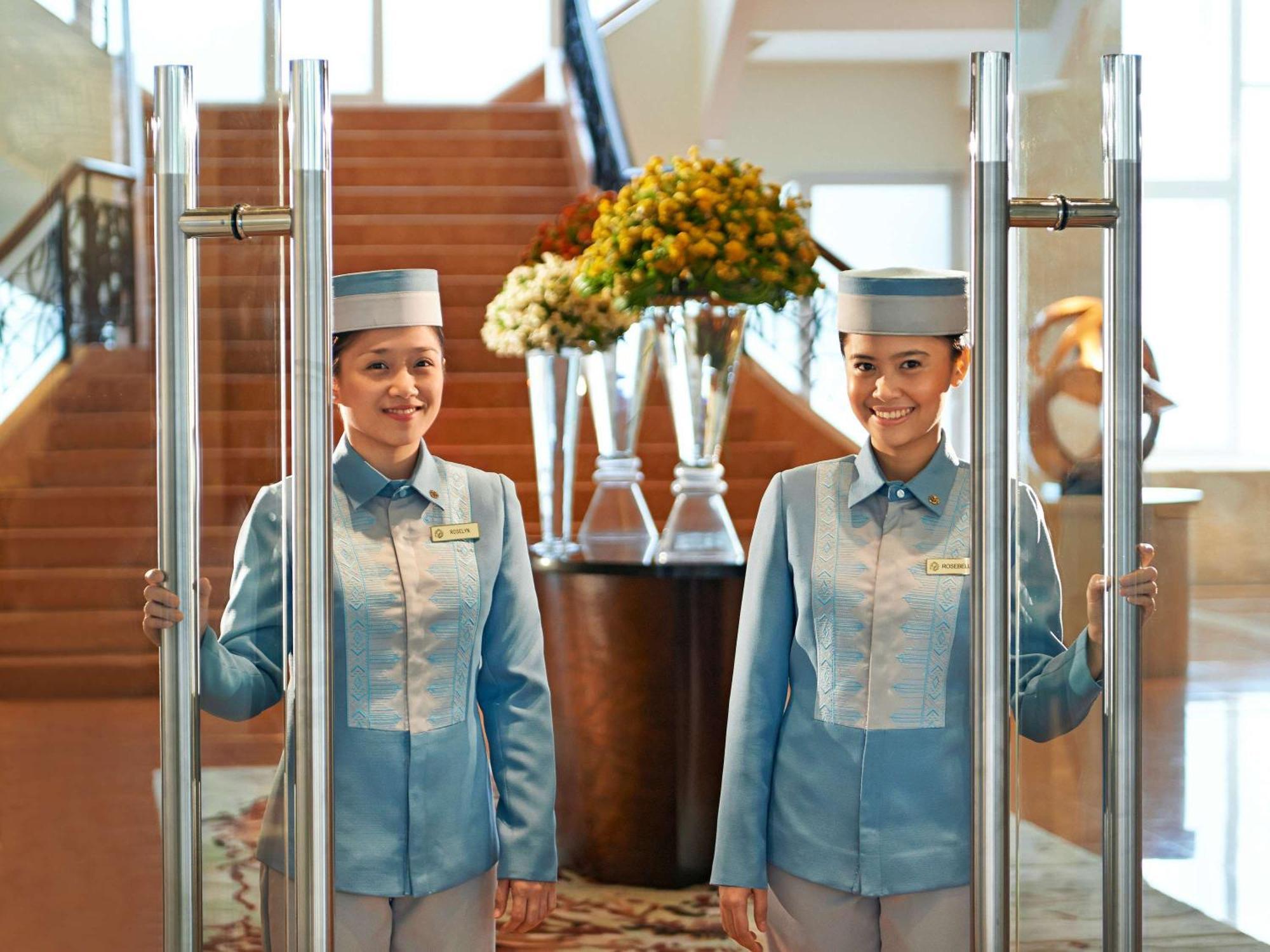 فندق فيرمونت ماكاتي المظهر الخارجي الصورة Doormen at the Shangri-La Hotel, Kuala Lumpur