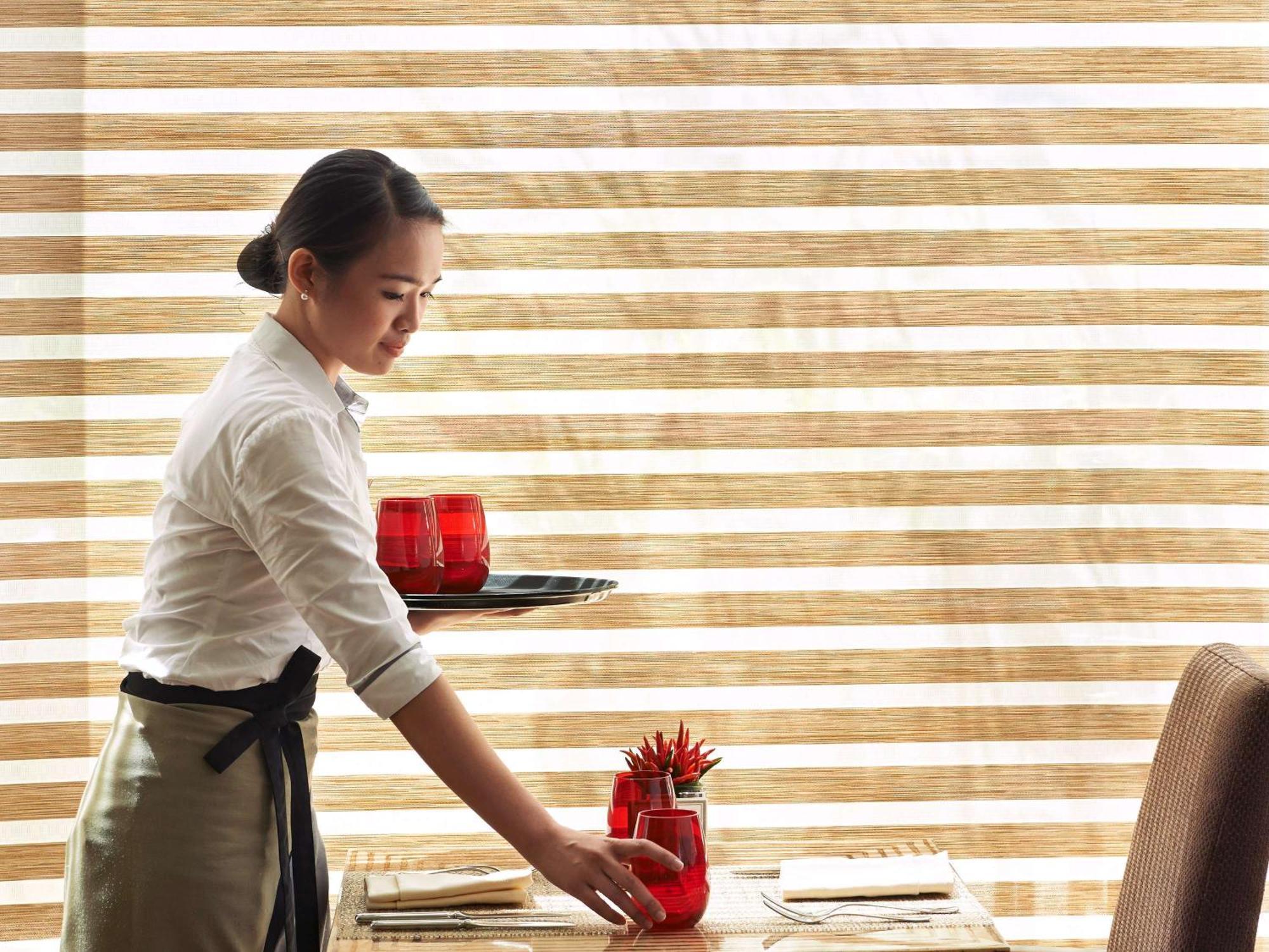 فندق فيرمونت ماكاتي المظهر الخارجي الصورة A restaurant server