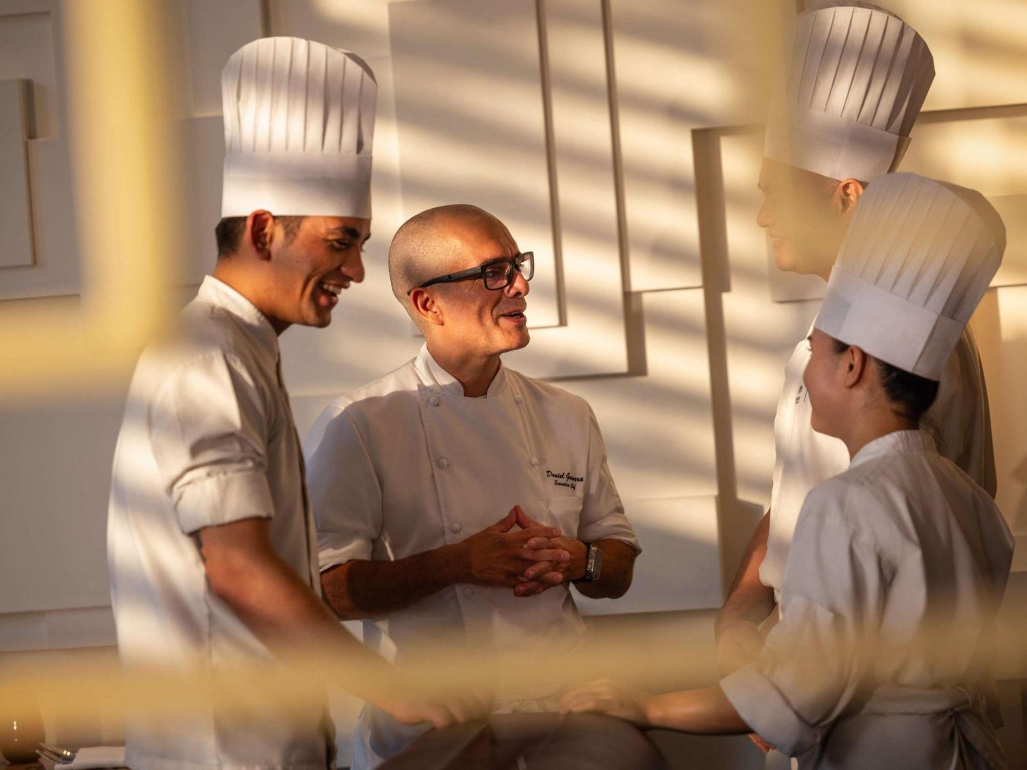 فندق فيرمونت ماكاتي المظهر الخارجي الصورة Chef de cuisine with his sous-chefs