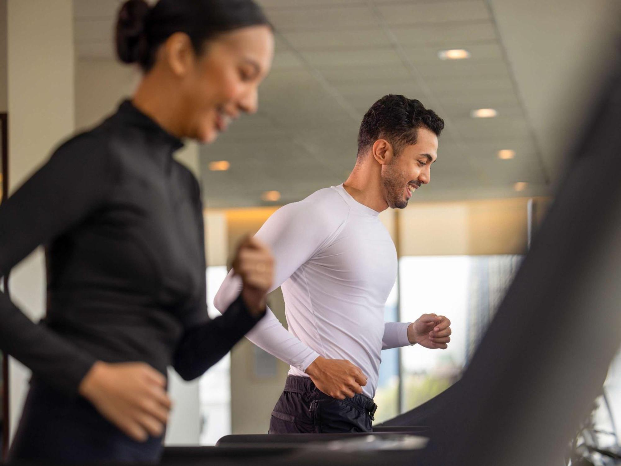 فندق فيرمونت ماكاتي المظهر الخارجي الصورة People exercising on a treadmill