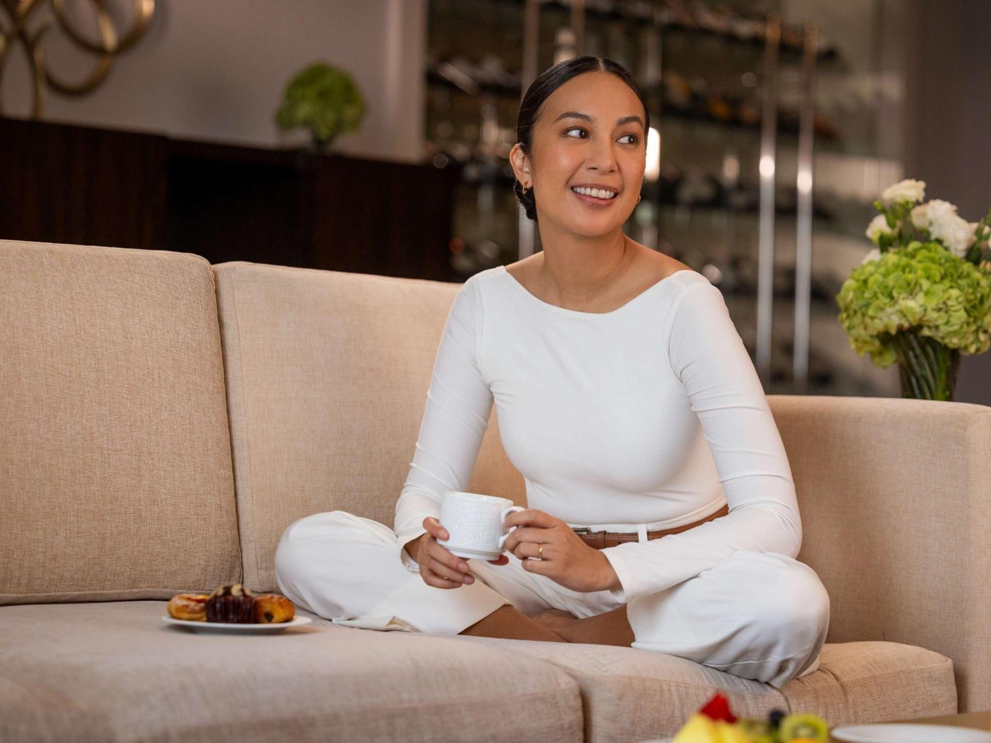 فندق فيرمونت ماكاتي المظهر الخارجي الصورة A woman sitting on a sofa