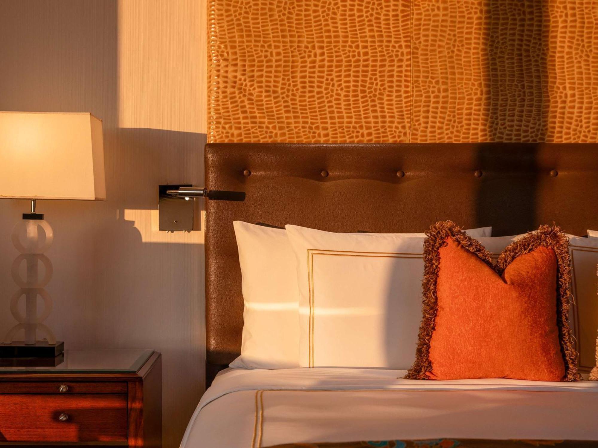 فندق فيرمونت ماكاتي المظهر الخارجي الصورة A bed with a headboard