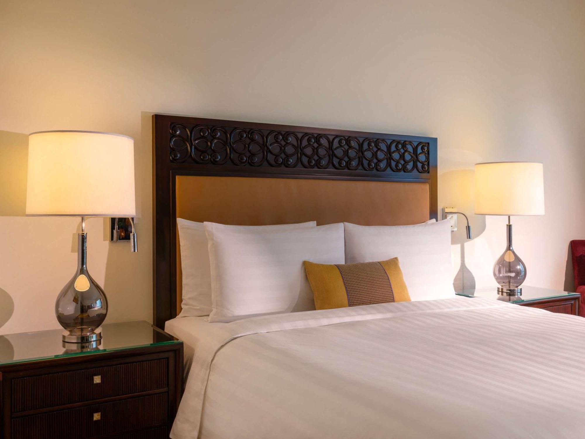 فندق فيرمونت ماكاتي المظهر الخارجي الصورة A bed with a headboard
